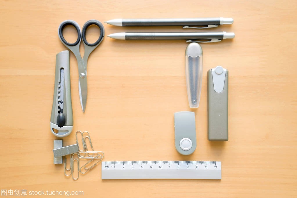 学校开放相册耗材木制桌子上的办公用品